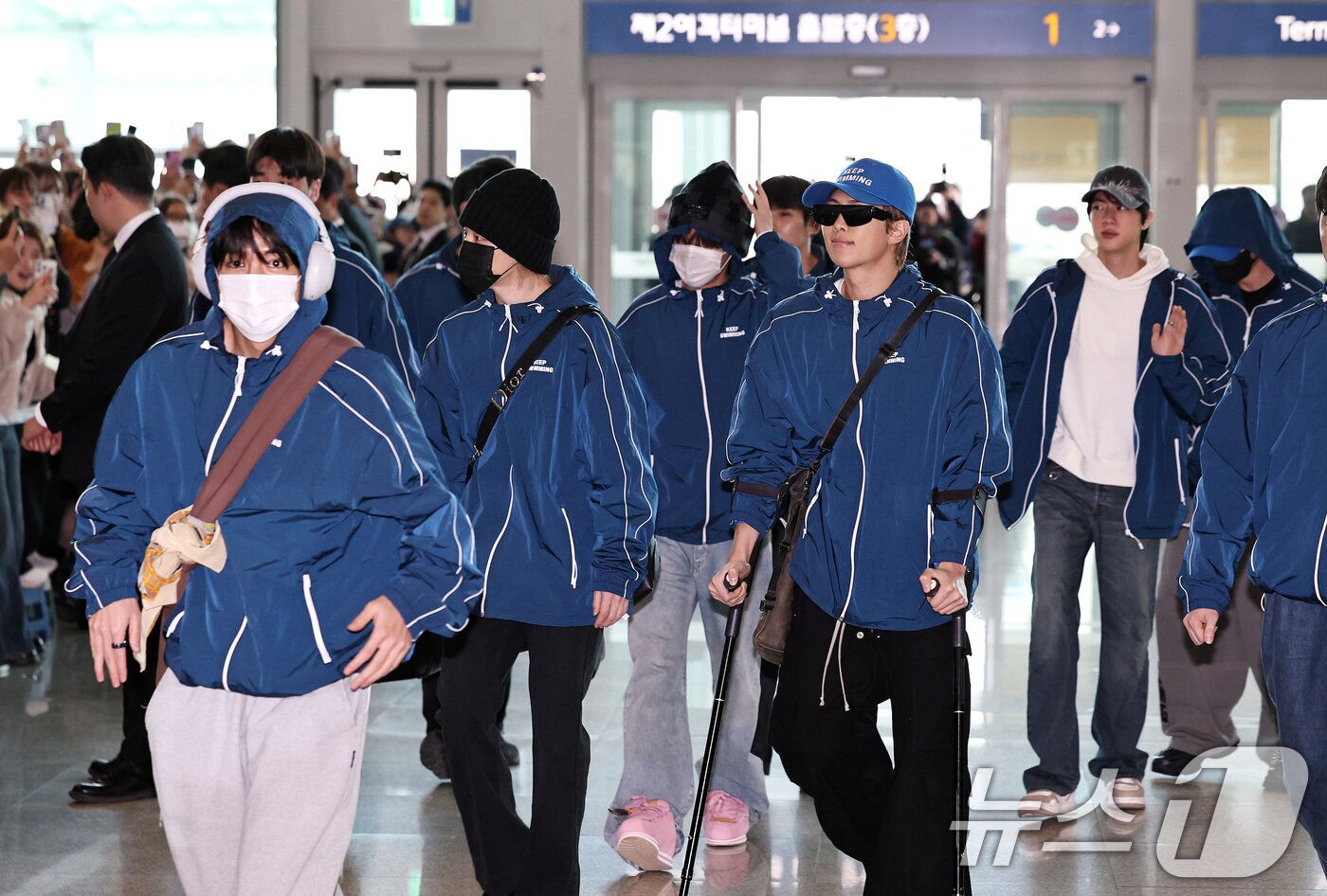 본문 이미지 - 그룹 방탄소년단(BTS)이 22일 오전 인천국제공항을 통해 미국 뉴욕으로 출국하고 있다. 2026.3.22 ⓒ 뉴스1 구윤성 기자