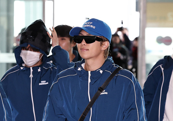 목발 짚고 출국하는 RM