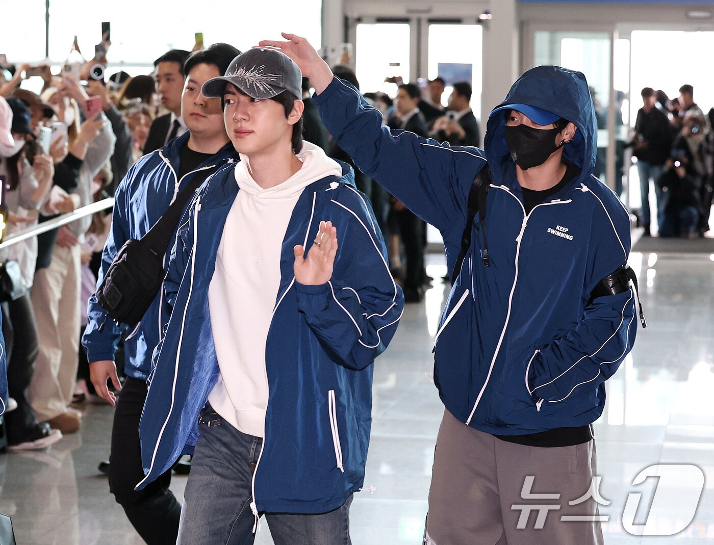 본문 이미지 - 그룹 방탄소년단(BTS)이 22일 오전 인천국제공항을 통해 미국 뉴욕으로 출국하고 있다. 2026.3.22 ⓒ 뉴스1 구윤성 기자