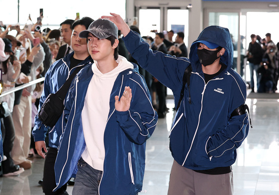팬들에게 손 흔드는 BTS 진·정국