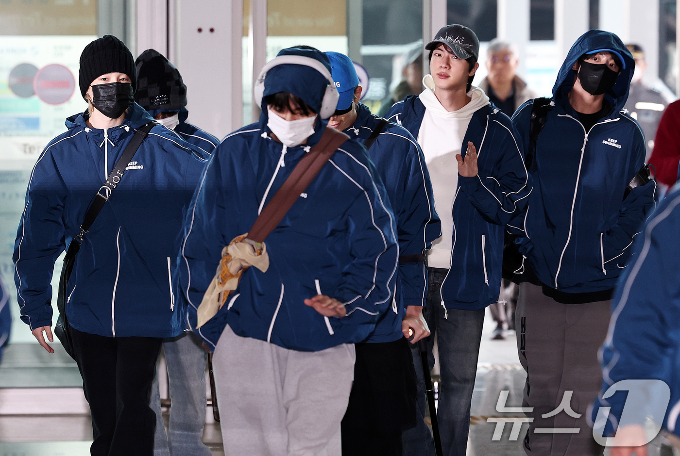 (인천공항=뉴스1) 구윤성 기자 = 그룹 방탄소년단(BTS)이 22일 오전 인천국제공항을 통해 미국 뉴욕으로 출국하고 있다.  2026.3.22/뉴스1