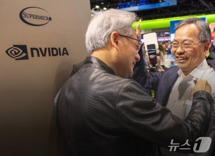 본문 이미지 - 올해 GTC에서 젠스 황과 찰스 량이 인사를 나누는 모습. - X 갈무리