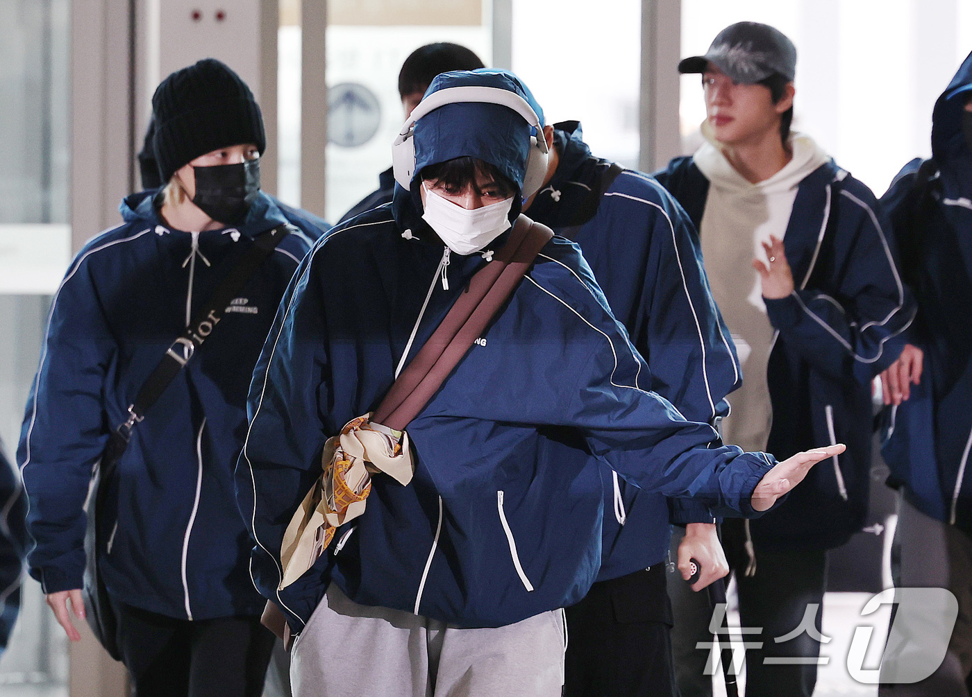 (인천공항=뉴스1) 구윤성 기자 = 그룹 방탄소년단(BTS)이 22일 오전 인천국제공항을 통해 미국 뉴욕으로 출국하고 있다. 2026.3.22/뉴스1