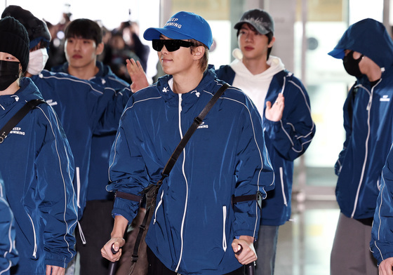 RM, 목발 짚고 미소