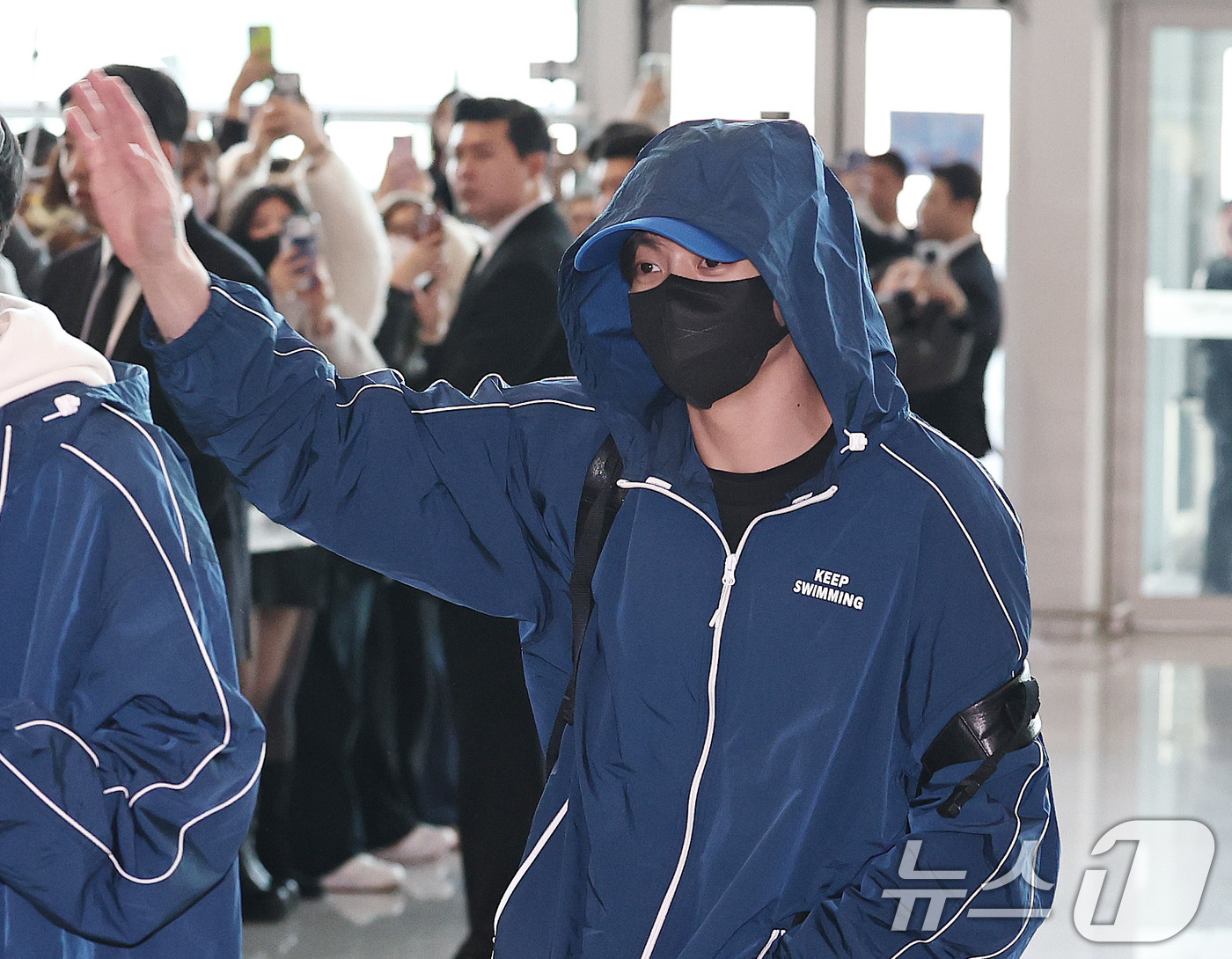 (인천공항=뉴스1) 구윤성 기자 = 그룹 방탄소년단(BTS) 정국이 22일 오전 인천국제공항을 통해 미국 뉴욕으로 출국하고 있다. 2026.3.22/뉴스1