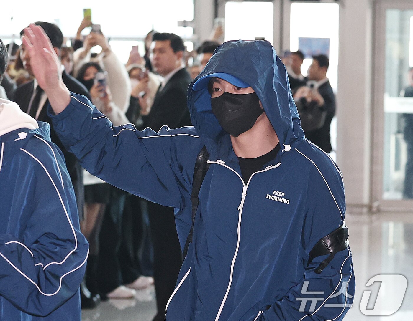 손 흔드는 정국