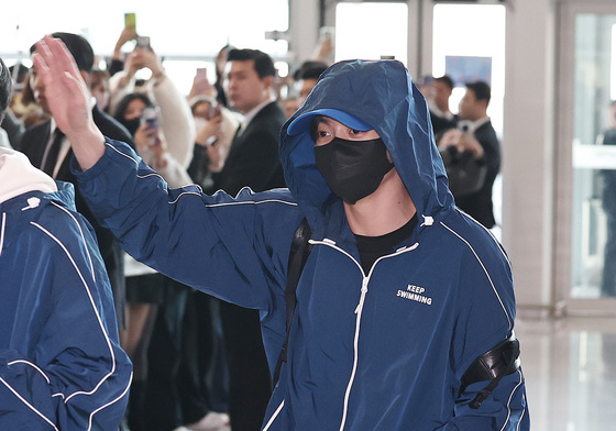 손 흔드는 정국