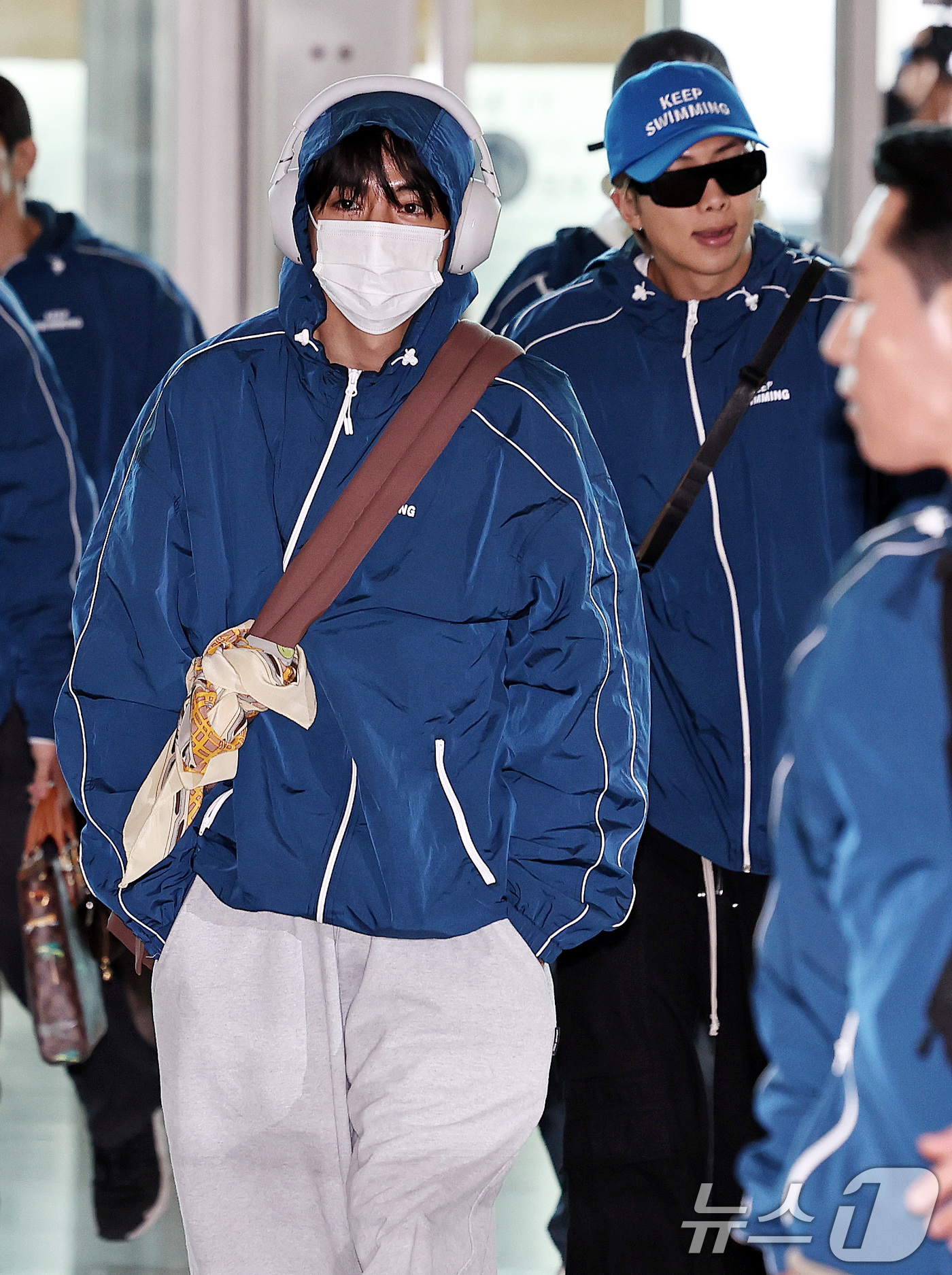 (인천공항=뉴스1) 구윤성 기자 = 그룹 방탄소년단(BTS) 뷔, RM이 22일 오전 인천국제공항을 통해 미국 뉴욕으로 출국하고 있다. 2026.3.22/뉴스1