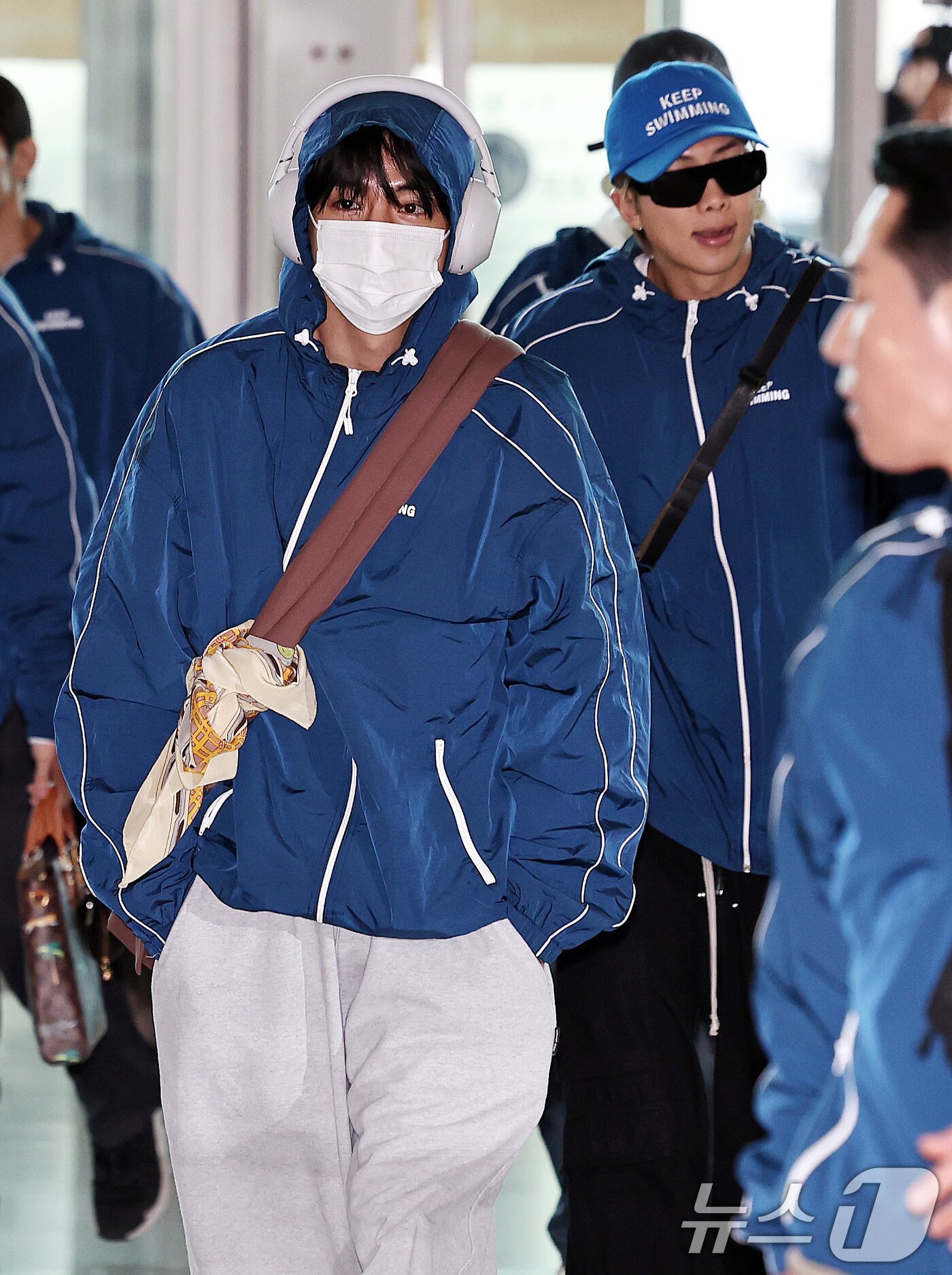 출국하는 뷔·RM