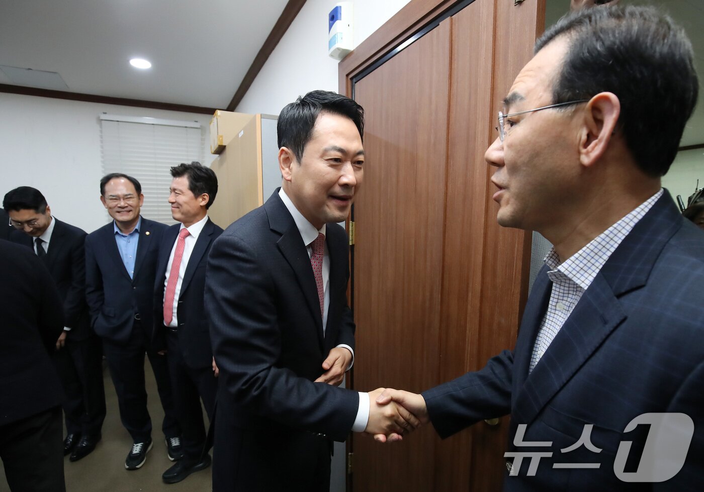 본문 이미지 - 장동혁(왼쪽) 국민의힘 대표가 22일 오전 대구 수성구 국민의힘 대구시당에서 열린 간담회에 참석해 주호영 의원과 인사 나누고 있다. 2026.3.22 ⓒ 뉴스1 공정식 기자