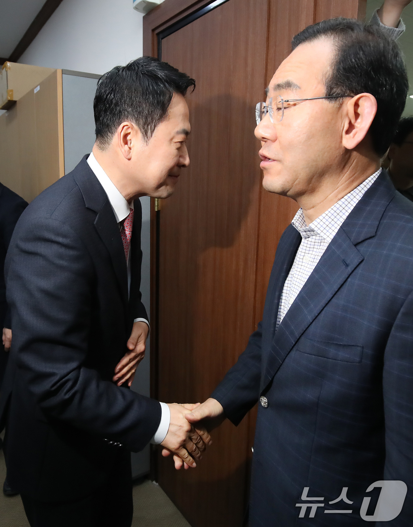 (대구=뉴스1) 공정식 기자 = 장동혁(왼쪽) 국민의힘 대표가 22일 오전 대구 수성구 국민의힘 대구시당에서 열린 간담회에 참석해 주호영 의원과 인사 나누고 있다. 2026.3.2 …