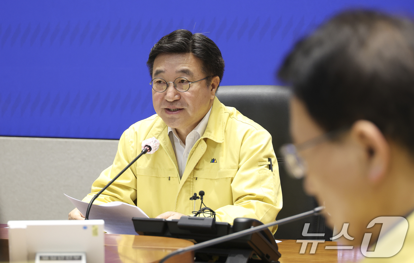 (서울=뉴스1) = 윤호중 행정안전부 장관이 22일 오전 서울 종로구 정부서울청사 서울상황센터에서 대전 대덕구 공장 화재관련 중앙재난안전대책본부 3차 회의를 주재하고 있다. (행정 …