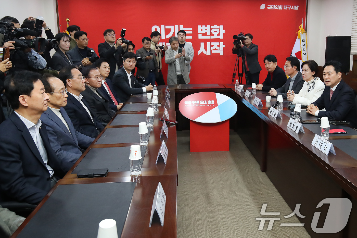 (대구=뉴스1) 공정식 기자 = 장동혁(오른쪽) 국민의힘 대표가 22일 오전 대구 수성구 국민의힘 대구시당에서 열린 간담회에 참석해 지역 의원들 앞에서 인사말을 하고 있다. 202 …