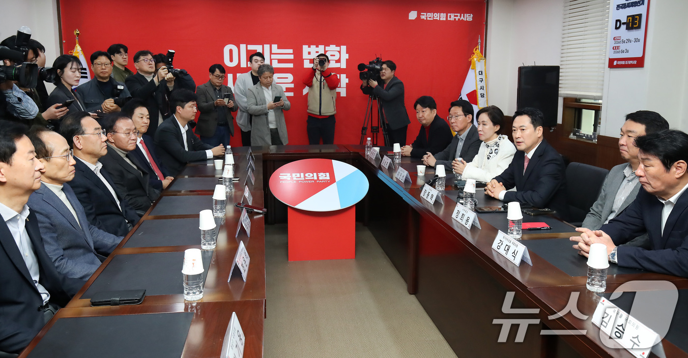 (대구=뉴스1) 공정식 기자 = 장동혁(오른쪽 세번째) 국민의힘 대표가 22일 오전 대구 수성구 국민의힘 대구시당에서 열린 간담회에 참석해 지역 의원들 앞에서 인사말을 하고 있다. …