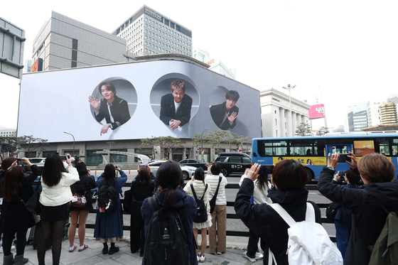 신세계 케이팝 매장, BTS 공연에 매출 50% '쑥'…식품·패션도 인기