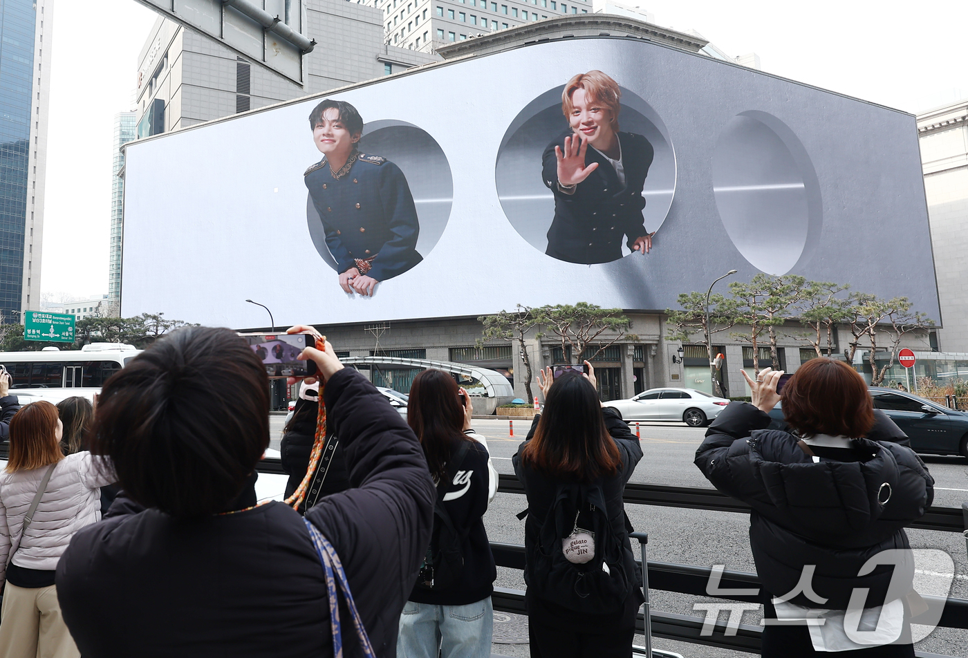 (서울=뉴스1) 김민지 기자 = 방탄소년단(BTS) 컴백 공연 다음 날인 22일 오전 서울 중구 신세계백화점 인근에서 방탄소년단의 팬클럽 ARMY가 송출되는 BTS의 모습을 사진 …