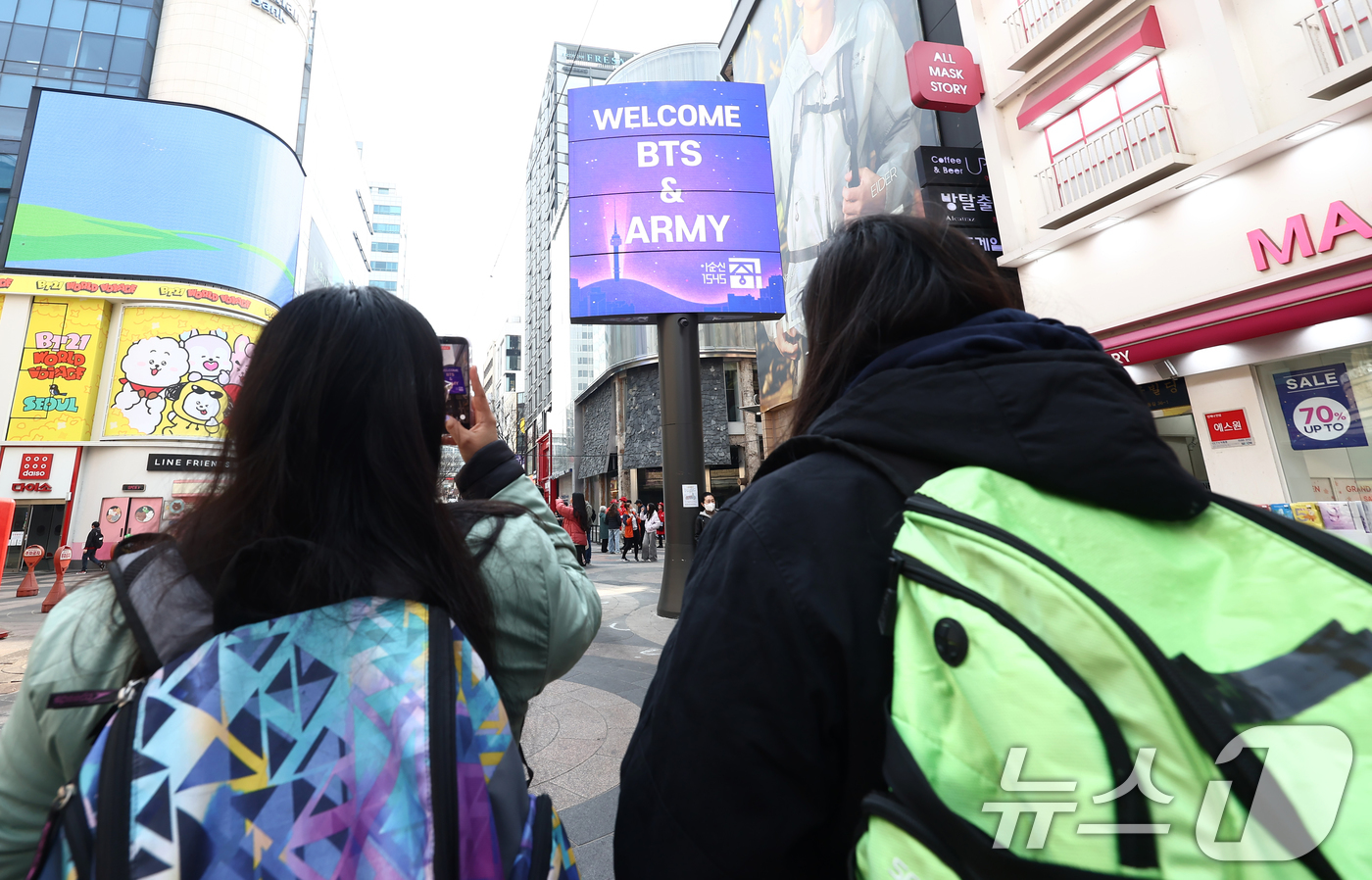 (서울=뉴스1) 김민지 기자 = 방탄소년단(BTS) 컴백 공연 다음 날인 22일 오전 서울 중구 명동거리 전광판에 BTS와 팬클럽 아미를 환영하는 메시지가 송출되고 있다. 2026 …