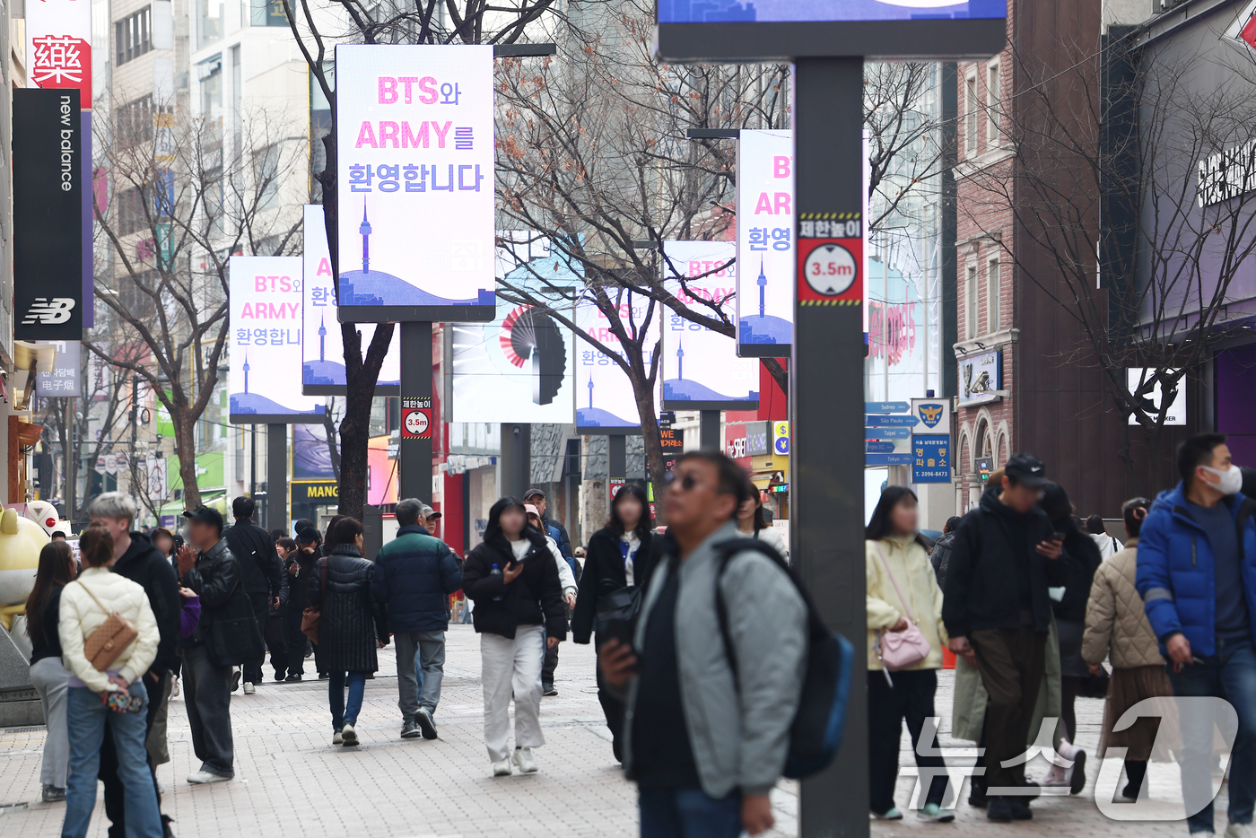 (서울=뉴스1) 김민지 기자 = 방탄소년단(BTS) 컴백 공연 다음 날인 22일 오전 서울 중구 명동거리 전광판에 BTS와 팬클럽 아미를 환영하는 메시지가 송출되고 있다.  202 …