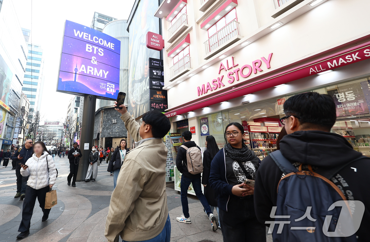 (서울=뉴스1) 김민지 기자 = 방탄소년단(BTS) 컴백 공연 다음 날인 22일 오전 서울 중구 명동거리 전광판에 BTS와 팬클럽 아미를 환영하는 메시지가 송출되고 있다. 2026 …