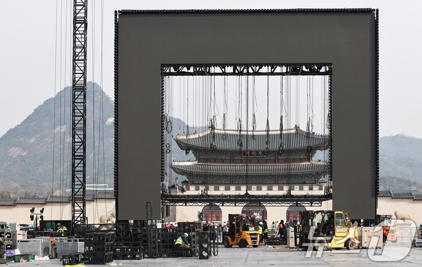 본문 이미지 - 22일 방탄소년단(BTS) 방탄소년단 컴백 공연을 마친 서울 광화문광장에서 관계자들이 무대를 정리하고 있다. 2026.3.22 ⓒ 뉴스1 최지환 기자