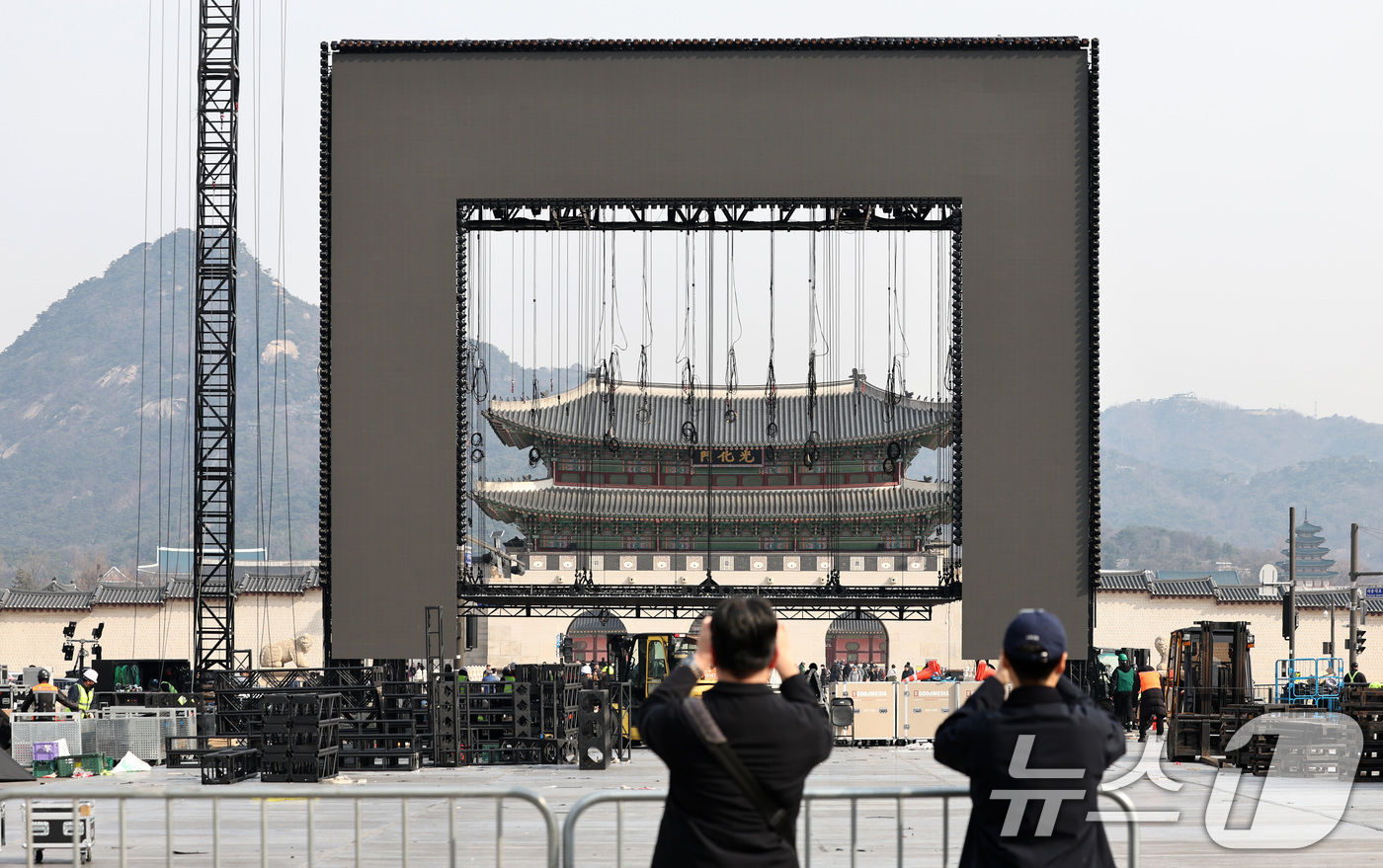 (서울=뉴스1) 최지환 기자 = 22일 방탄소년단(BTS) 방탄소년단 컴백 공연을 마친 서울 광화문광장에서 관계자들이 무대를 정리하고 있다. 2026.3.22/뉴스1