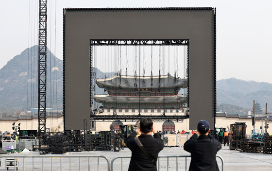 BTS 컴백 기대감 소멸…하이브, 장 초반 13% 급락[핫종목]