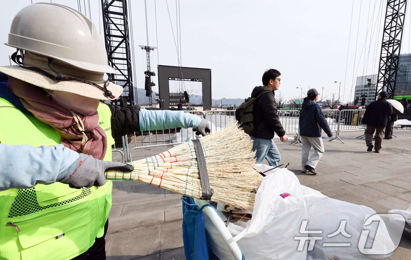 (서울=뉴스1) 최지환 기자 = 22일 방탄소년단(BTS) 방탄소년단 컴백 공연을 마친 서울 광화문광장에서 관계자들이 무대를 정리하고 있다. 2026.3.22/뉴스1