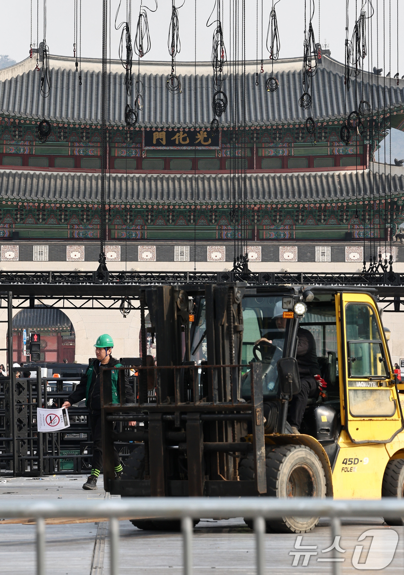 (서울=뉴스1) 최지환 기자 = 22일 방탄소년단(BTS) 방탄소년단 컴백 공연을 마친 서울 광화문광장에서 관계자들이 무대를 정리하고 있다. 2026.3.22/뉴스1