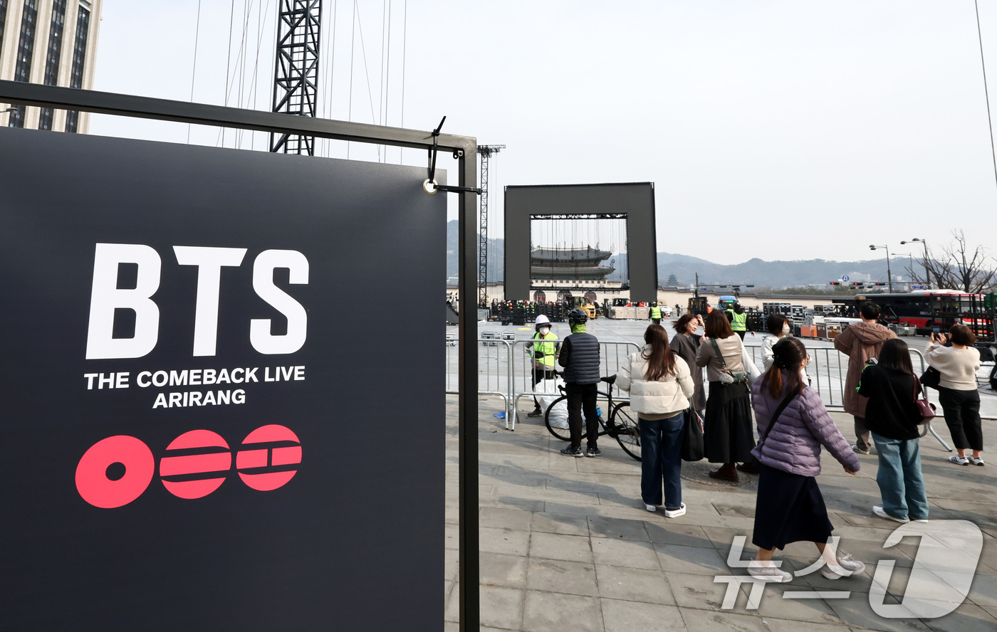 (서울=뉴스1) 최지환 기자 = 22일 방탄소년단(BTS) 방탄소년단 컴백 공연을 마친 서울 광화문광장에서 시민들이 무대를 배경으로 사진을 찍고 있다. 2026.3.22/뉴스1