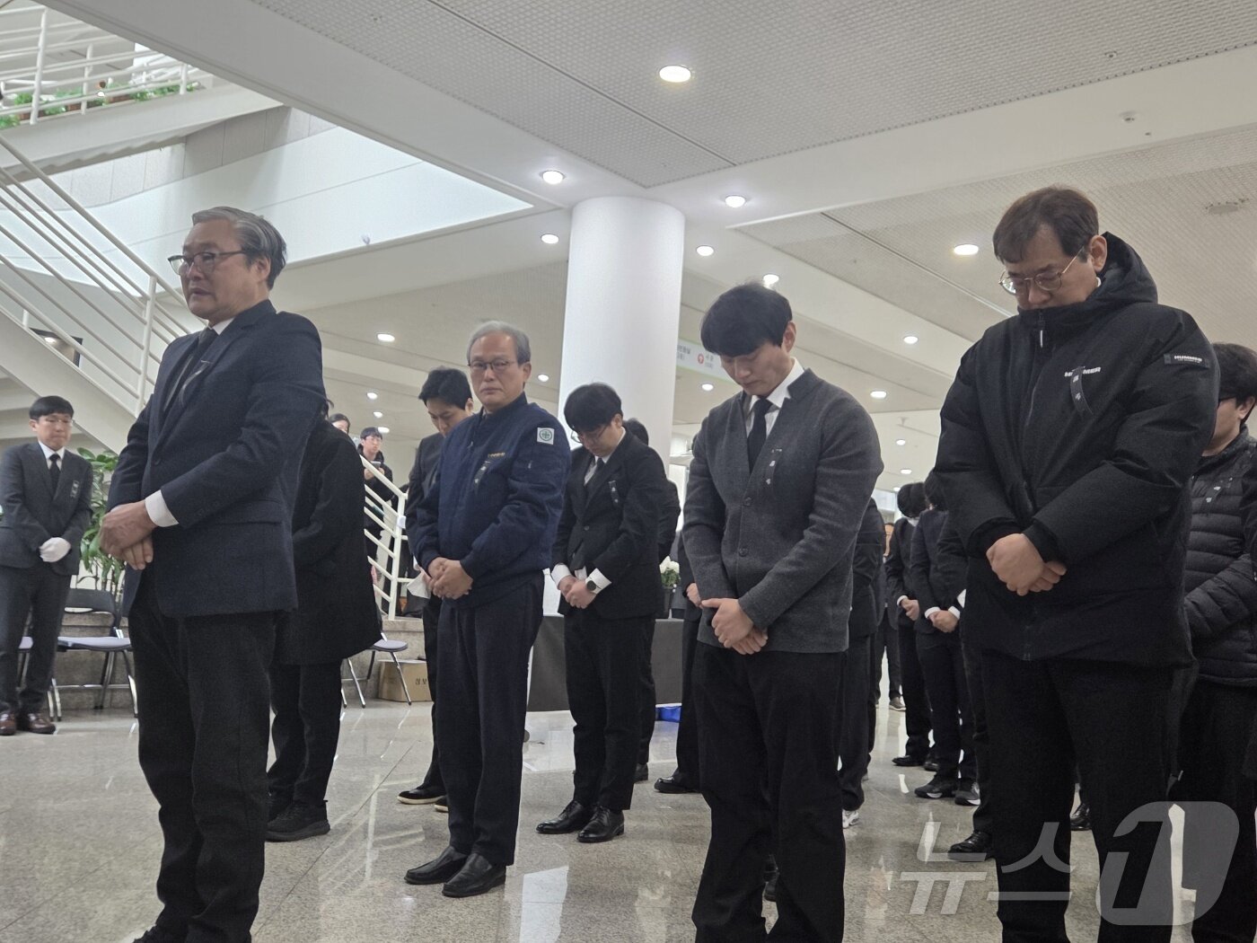 본문 이미지 - 손주환 안전공업 대표(왼쪽)를 비롯한 안전공업 임직원들이 22일 오전 10시30분 대전시청 1층에 마련된 화재 사망자 합동분향소를 찾아 묵념하고 있다. ⓒ 뉴스1 김종서 기자