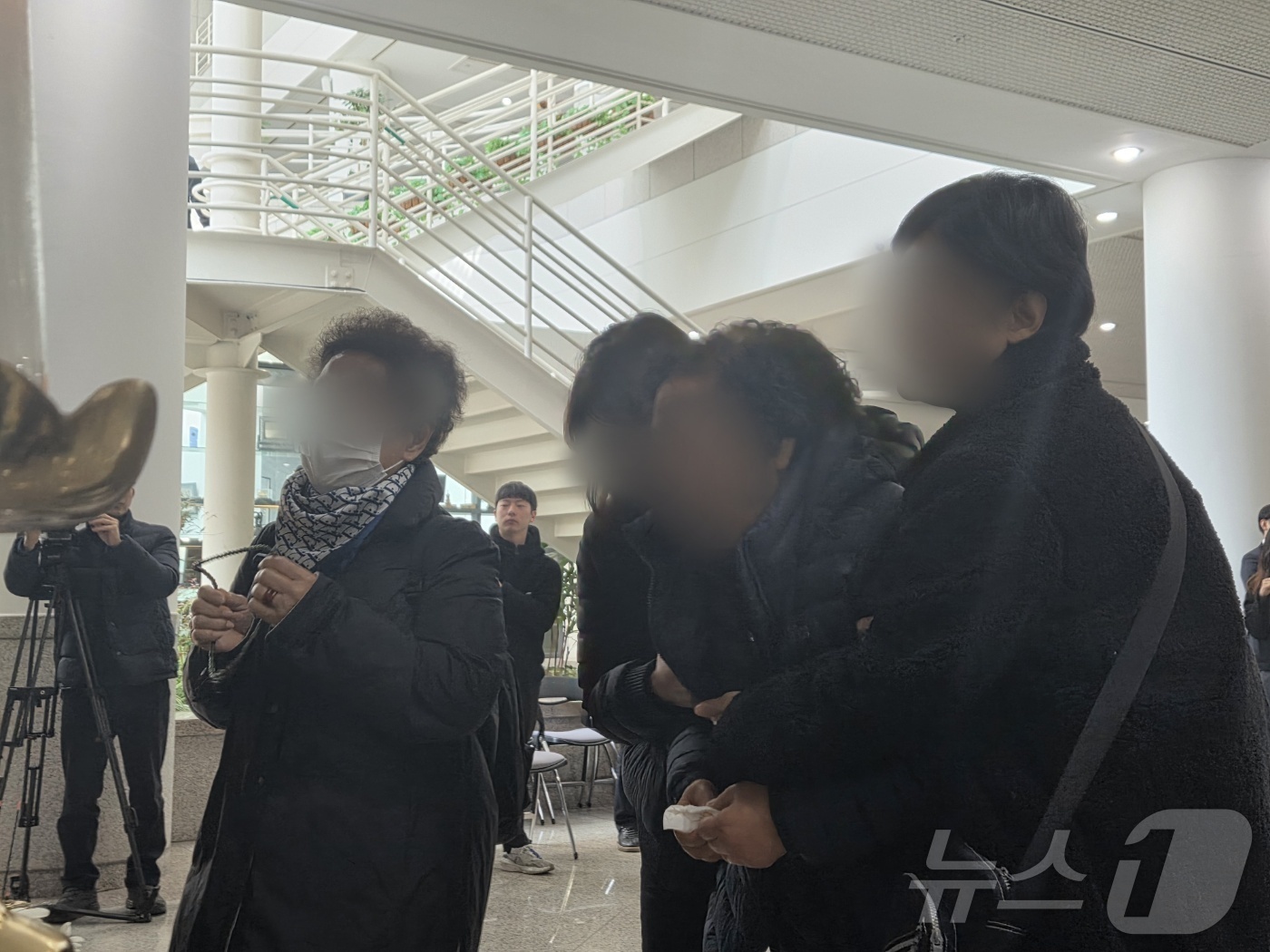 (대전=뉴스1) 김종서 기자 = 22일 오전 대전시청 1층에 마련된 대전 공장 화재 사망자 합동분향소에서 유가족이 명패를 바라보며 오열하고 있다.  2026.3.22/뉴스1