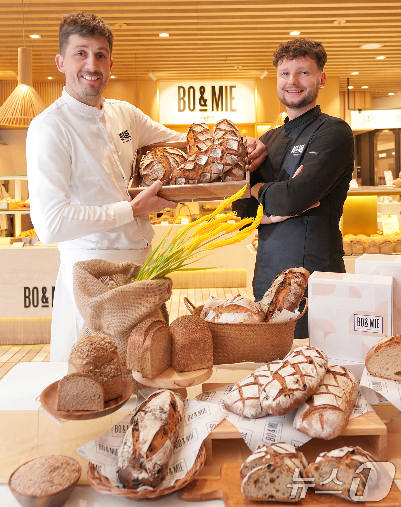 (서울=뉴스1) = ﻿20일 서울 서초구 신세계백화점 강남점 내 신세계푸드가 운영하는 보앤미 매장에서 미쉐린 3스타 레스토랑 출신 ‘마티유 파비에‘ 등 파티쉐들이 건강빵 신제품 6 …