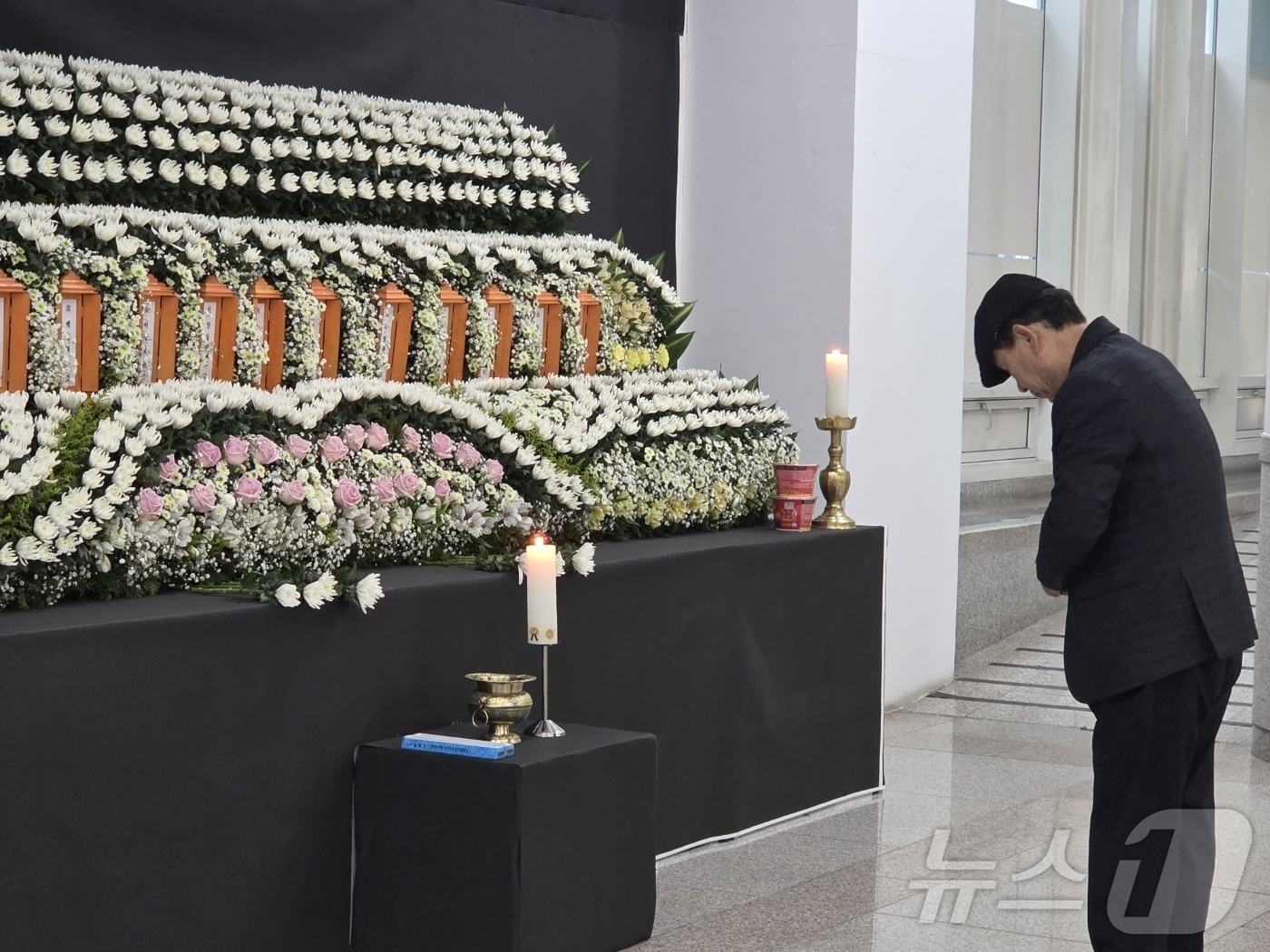 (대전=뉴스1) 김종서 기자 = 지난 20일 대전 대덕산업단지 자동차 부품 공장에서 불이 나 14명이 숨진 가운데, 22일 대전시청 1층에 사망자 합동분향소가 마련됐다. 2026. …