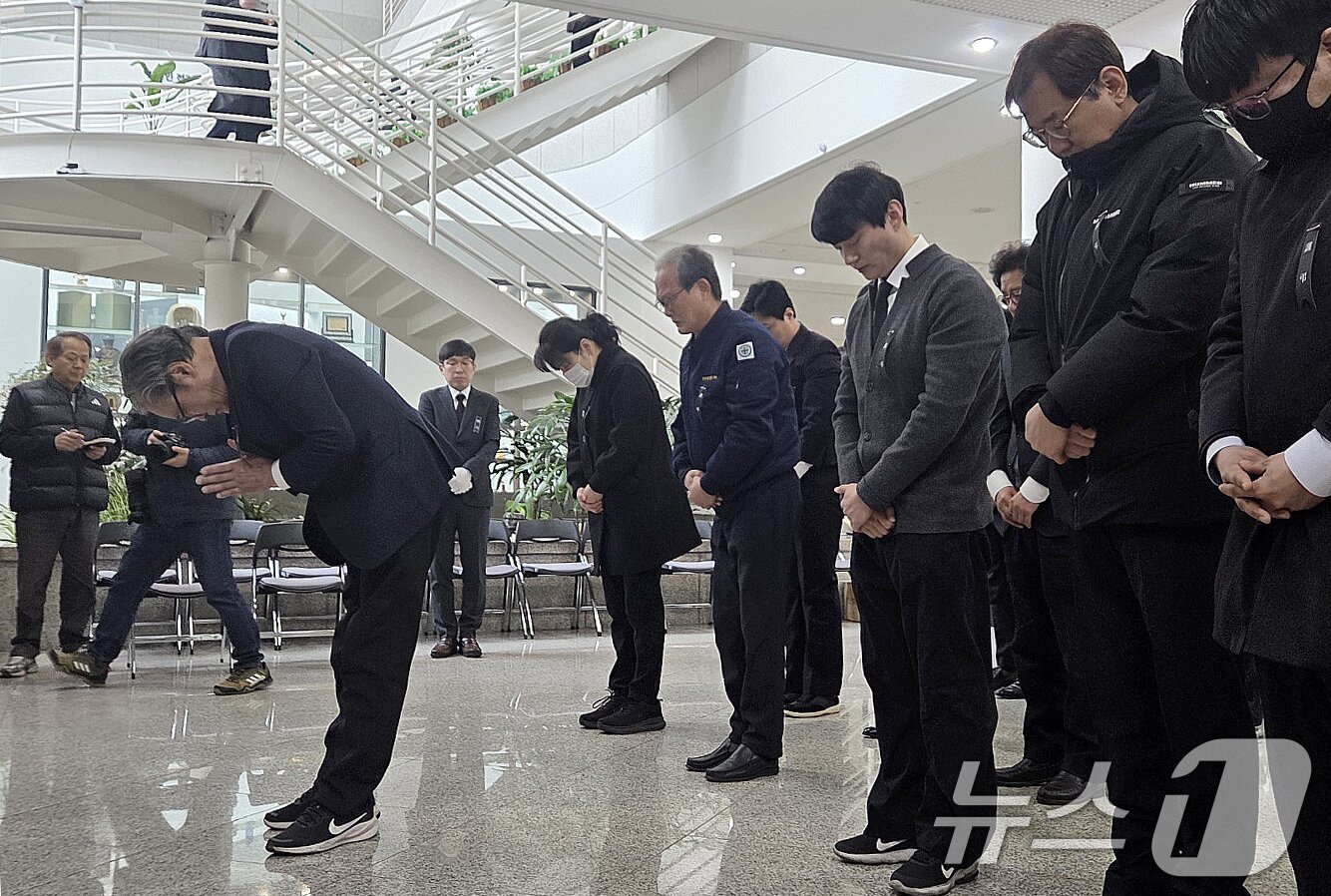 본문 이미지 - 손주환 안전공업 대표(왼쪽)와 임직원들이 22일 오전 10시30분 대전시청 1층에 마련된 공장 화재 사망자 합동분향소에서 묵념하고 있다. 2026.3.22 ⓒ 뉴스1 김종서 기자