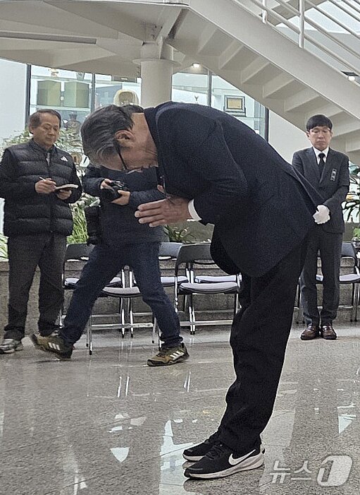 본문 이미지 - 손주환 안전공업 대표가 22일 오전 10시30분 대전시청 1층에 마련된 공장 화재 사망자 합동분향소에서 묵념하고 있다. 2026.3.22 ⓒ 뉴스1 김종서 기자