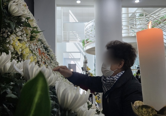 "아들, 네가 왜 여기 있어"…대전 참사 합동분향소 유가족들 오열