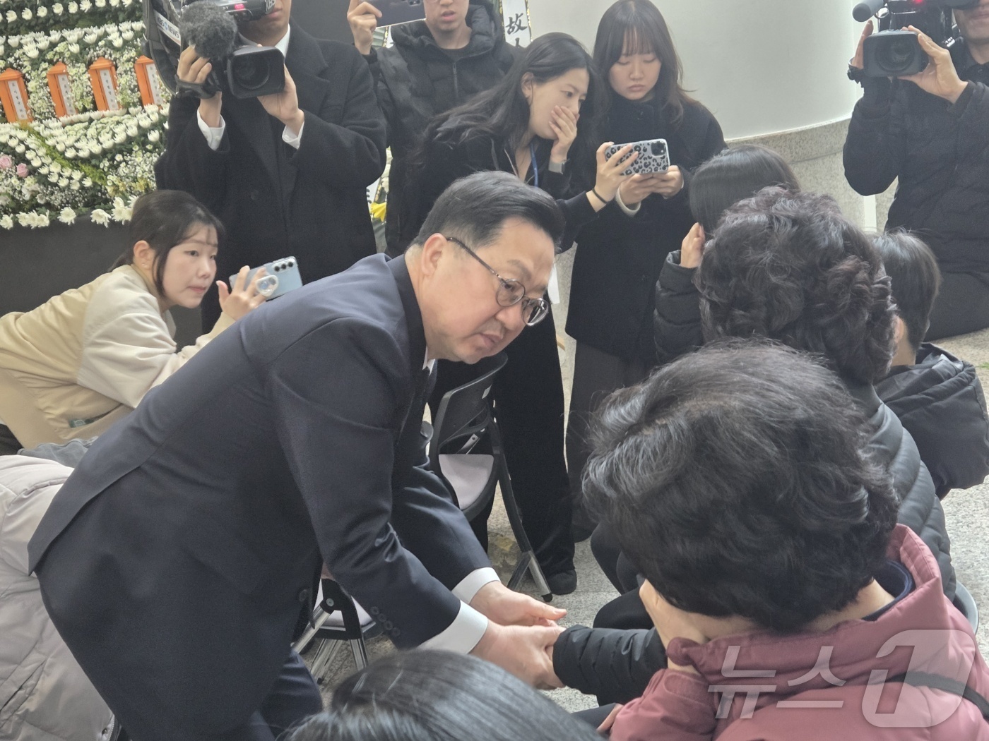 (대전=뉴스1) 김종서 기자 = 이장우 대전시장이 22일 오전 10시 대전시청 1층에 마련된 대전 공장 화재 사망자 합동분향소를 찾아 유가족과 대화하고 위로하고 있다. 2026.3 …