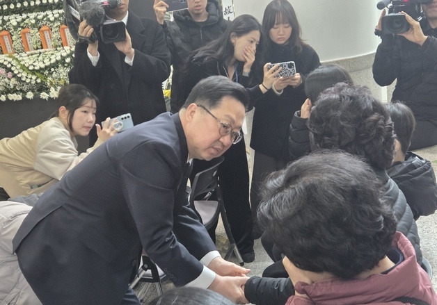 대전 공장 화재 사망자 유가족 위로하는 이장우 대전시장