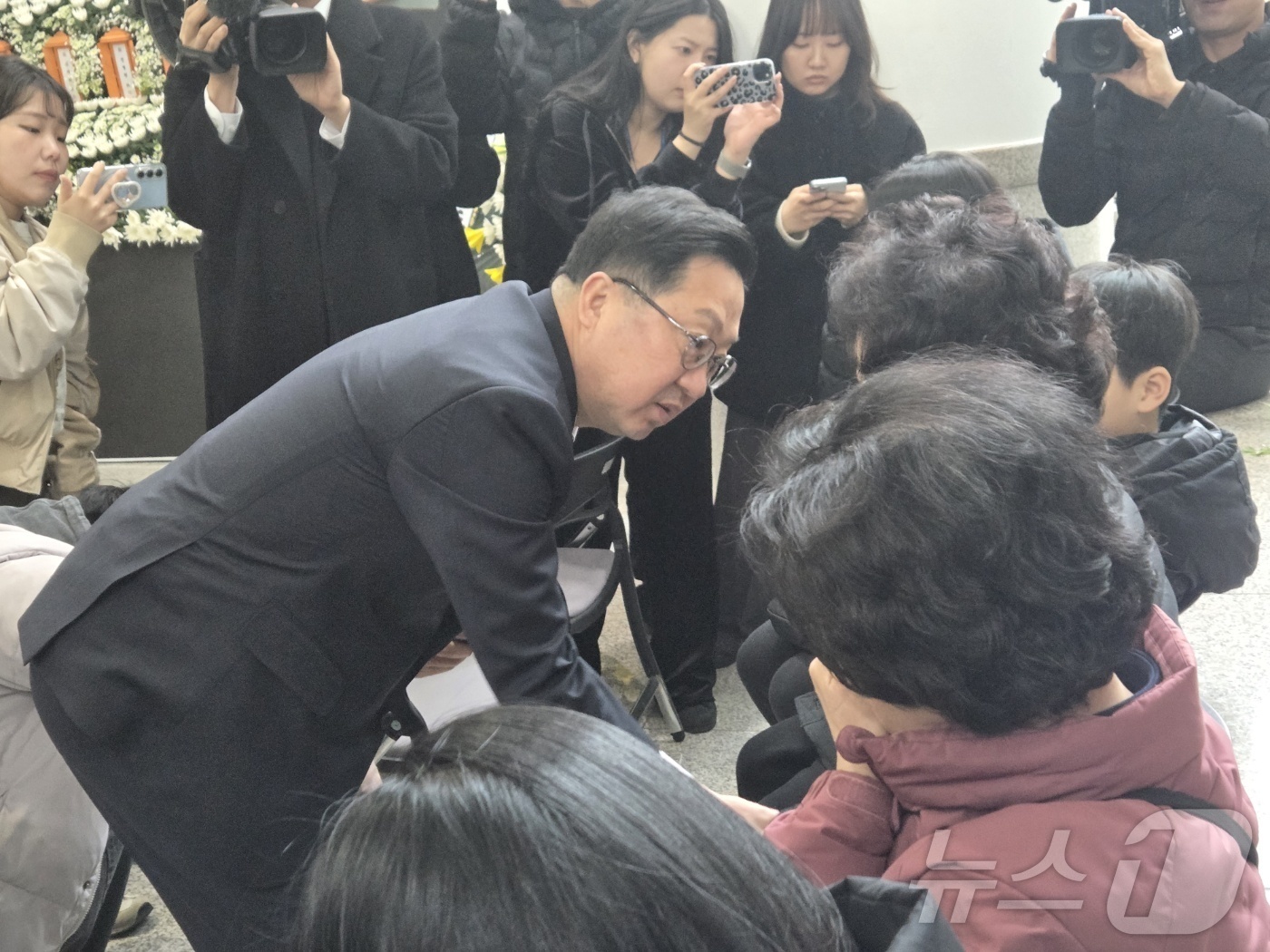 (대전=뉴스1) 김종서 기자 = 이장우 대전시장이 22일 오전 10시 대전시청 1층에 마련된 대전 공장 화재 사망자 합동분향소를 찾아 유가족과 대화하고 위로하고 있다. 2026.3 …