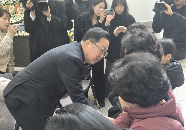 대전 공장 화재 사망자 유가족 위로하는 이장우 대전시장