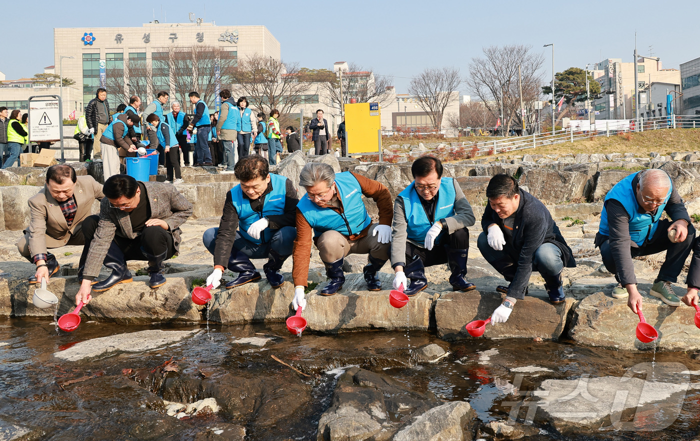 (대전=뉴스1) 이동원 기자 = 대전 유성구(구청장 정용래)는 21일 유성구청 앞 유성천변에서 ‘2026년 세계 물의 날 기념 하천 정화 및 탄소중립 캠페인’을 실시했다.이번 캠페 …