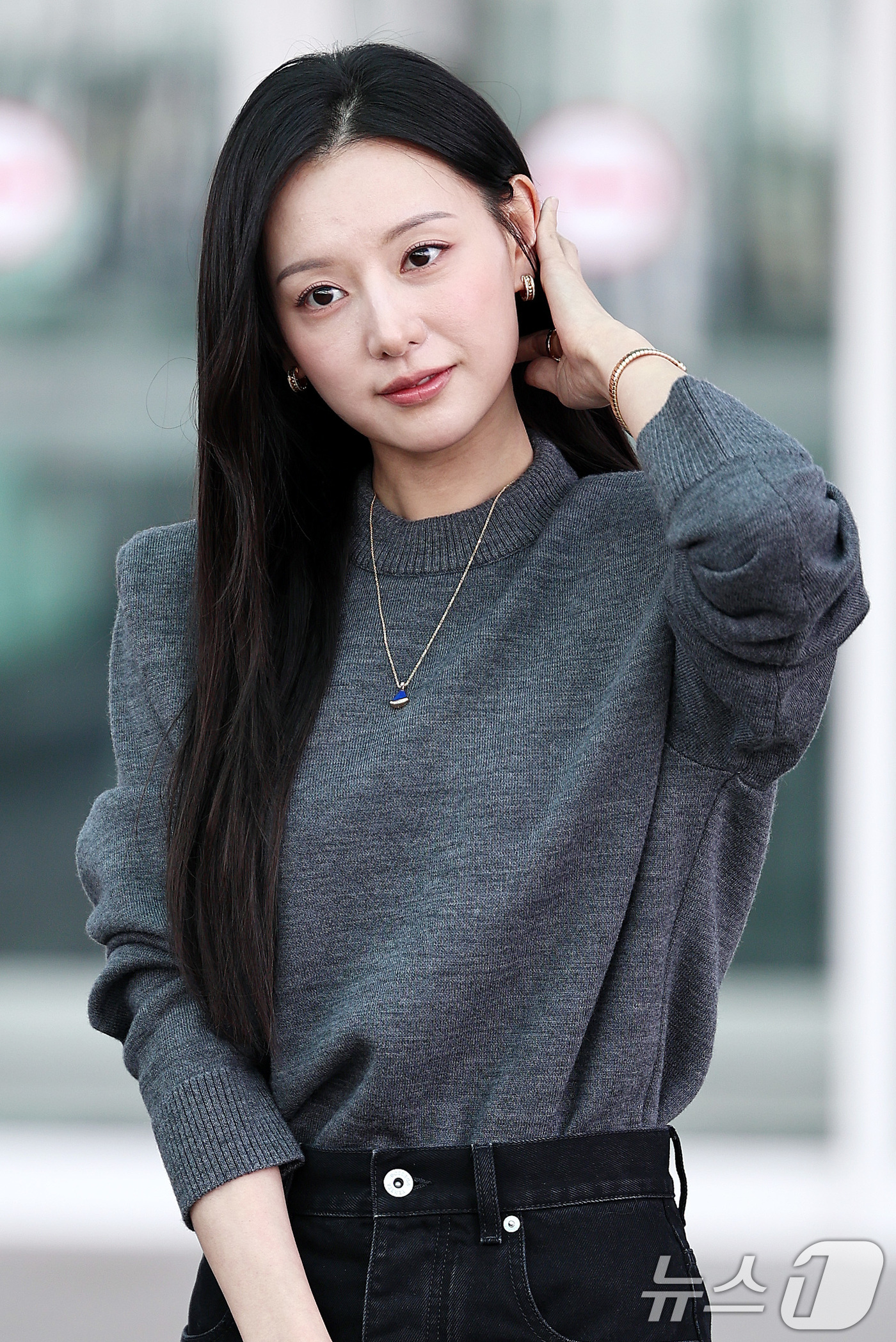 (인천공항=뉴스1) 구윤성 기자 = 배우 김지원이 22일 오전 해외일정 소화를 위해 인천국제공항에서 이탈리아 밀라노로 출국하기 전 취재진 앞에서 포즈를 취하고 있다. 2026.3. …