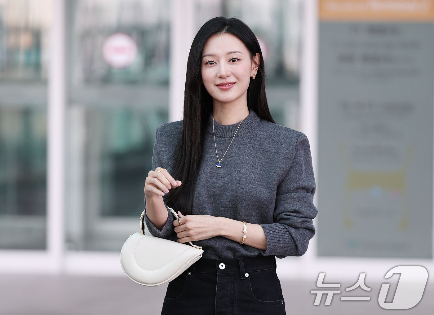 (인천공항=뉴스1) 구윤성 기자 = 배우 김지원이 22일 오전 해외일정 소화를 위해 인천국제공항에서 이탈리아 밀라노로 출국하기 전 취재진 앞에서 포즈를 취하고 있다. 2026.3. …