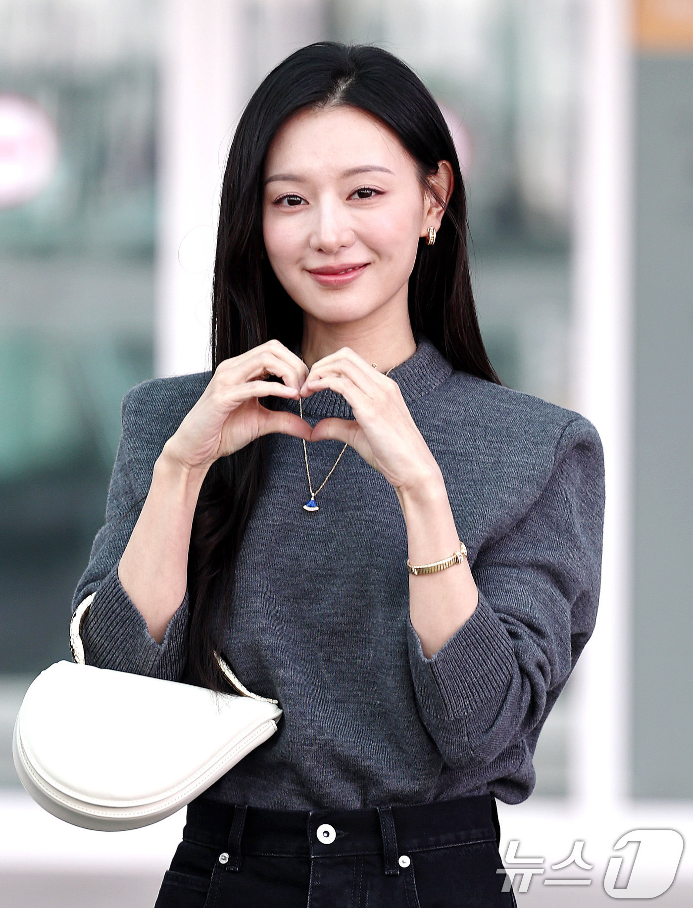 (인천공항=뉴스1) 구윤성 기자 = 배우 김지원이 22일 오전 해외일정 소화를 위해 인천국제공항에서 이탈리아 밀라노로 출국하기 전 취재진 앞에서 포즈를 취하고 있다. 2026.3. …