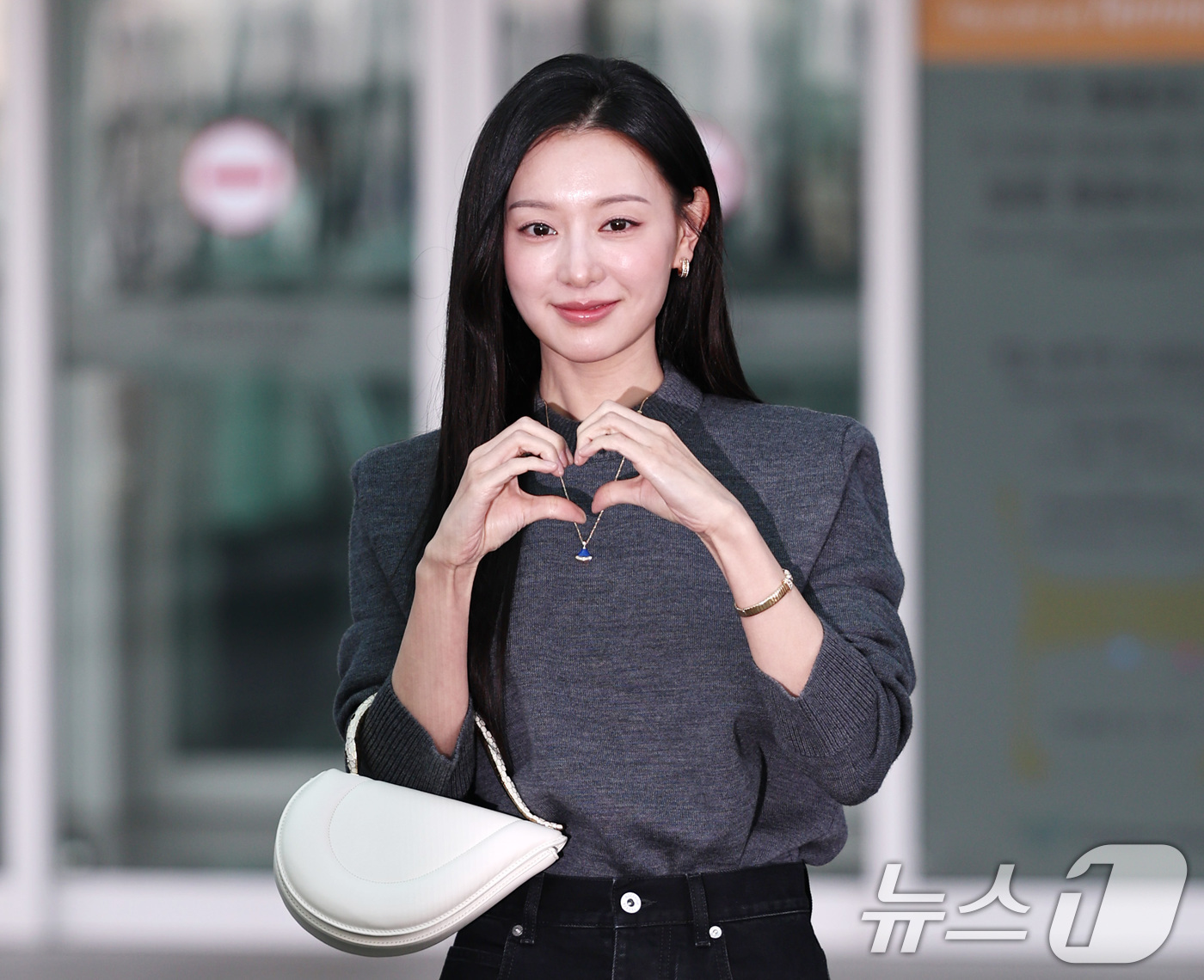 (인천공항=뉴스1) 구윤성 기자 = 배우 김지원이 22일 오전 해외일정 소화를 위해 인천국제공항에서 이탈리아 밀라노로 출국하기 전 취재진 앞에서 포즈를 취하고 있다. 2026.3. …