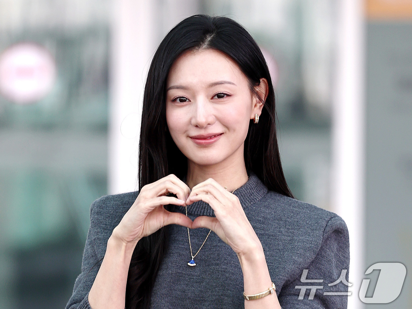 (인천공항=뉴스1) 구윤성 기자 = 배우 김지원이 22일 오전 해외일정 소화를 위해 인천국제공항에서 이탈리아 밀라노로 출국하기 전 취재진 앞에서 포즈를 취하고 있다. 2026.3. …