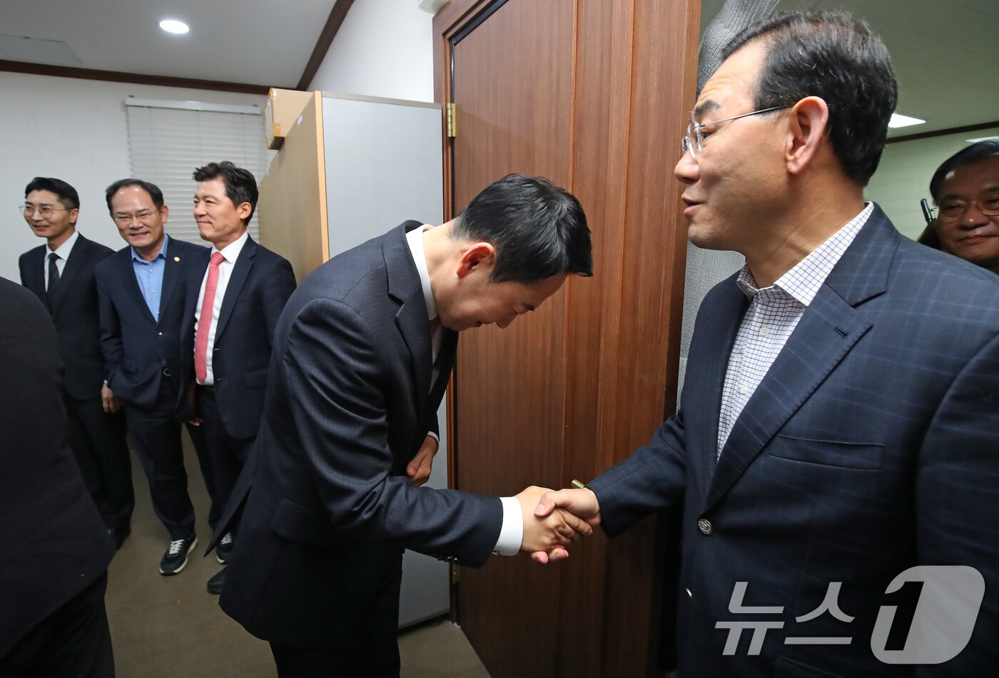 본문 이미지 - 장동혁(왼쪽) 국민의힘 대표가 22일 오전 대구 수성구 국민의힘 대구시당에서 열린 긴급 회의에 참석해 주호영 의원과 인사 나누고 있다. 2026.3.22 ⓒ 뉴스1 공정식 기자