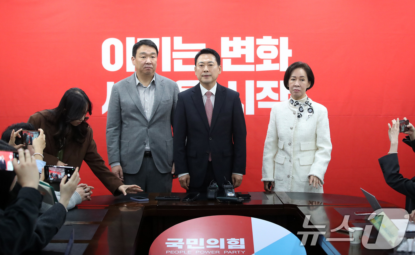 (대구=뉴스1) 공정식 기자 = 장동혁 국민의힘 대표가 22일 오전 대구 수성구 국민의힘 대구시당에서 지역 의원들과 가진 비공개 회의를 마친 뒤 취재진 질문에 답하고 있다. 202 …