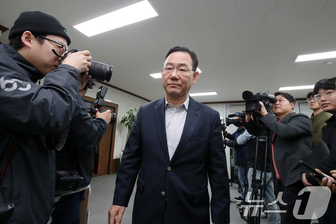 (대구=뉴스1) 공정식 기자 = 주호영 국민의힘 의원이 22일 오전 대구 수성구 국민의힘 대구시당에서 장동혁 대표 주재로 열린 비공개 회의를 마친 뒤 회의실을 나서고 있다. 202 …