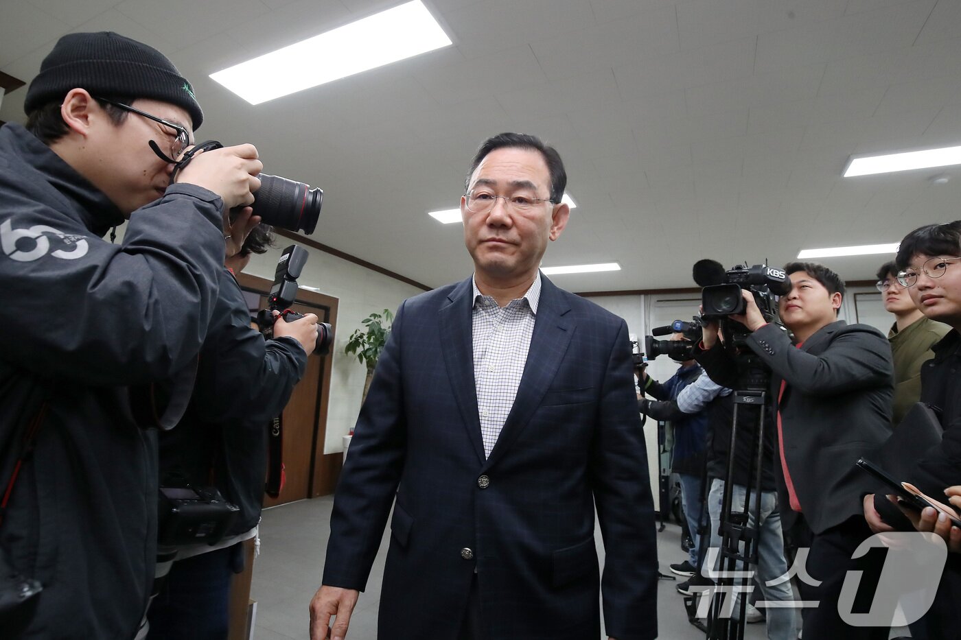 본문 이미지 - 주호영 국민의힘 의원이 22일 오전 대구 수성구 국민의힘 대구시당에서 장동혁 대표 주재로 열린 비공개 회의를 마친 뒤 회의실을 나서고 있다. 2026.3.22 ⓒ 뉴스1 공정식 기자